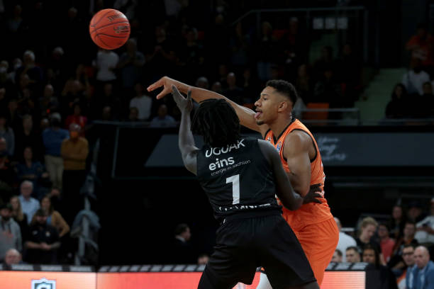 负起了更大 负起了更大